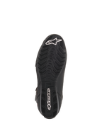 Chaussures Alpinestars Faster-3 Rideknit®, chaussures de moto noires, vue de la semelle avec motif d'adhérence texturé et logos Alpinestars blancs sur la pointe et le talon