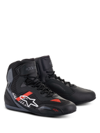 Chaussures Alpinestars Faster-3 Rideknit®, chaussures de moto, noir, gris et rouge vif, avec une tige en microfibre et textile tricoté, logo Alpinestars blanc sur le côté avec accents rouges et blancs, fermeture à lacets avec sangle de cheville auto-agrippante, et design élégant de course sur route.