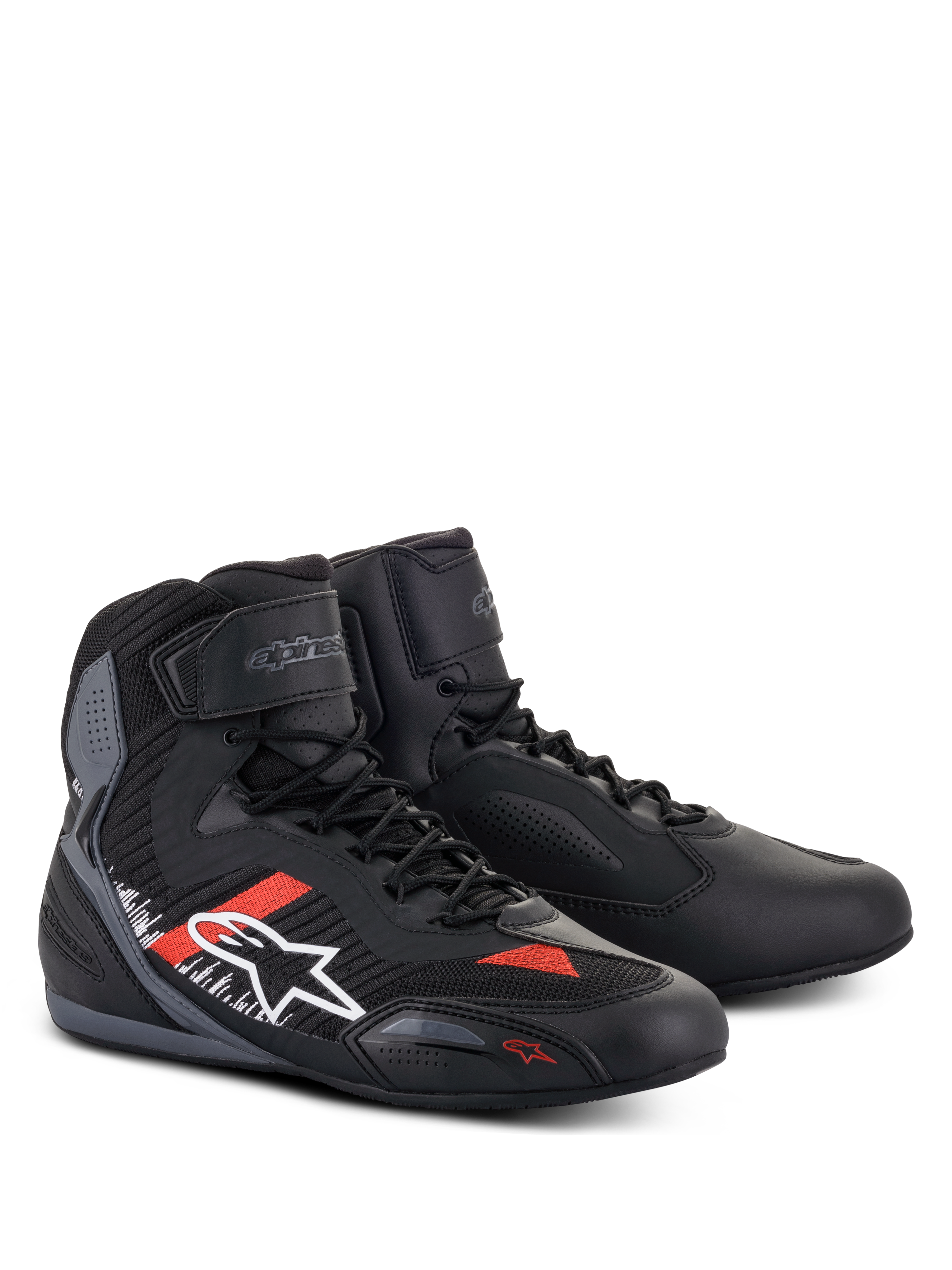 Chaussures Alpinestars Faster-3 Rideknit®, chaussures de moto, noir, gris et rouge vif, avec une tige en microfibre et textile tricoté, logo Alpinestars blanc sur le côté avec accents rouges et blancs, fermeture à lacets avec sangle de cheville auto-agrippante, et design élégant de course sur route.