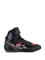Alpinestars Faster-3 Rideknit®, chaussures de moto montantes, noires avec accents gris et rouge vif, logo étoile blanc, construction en maille tricotée respirante, sangle à la cheville, panneaux texturés gris, semelle noire et grise