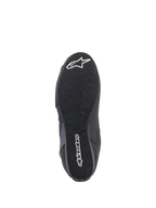 Chaussures Alpinestars Faster-3 Rideknit®, vue de la semelle, semelle extérieure en caoutchouc noir avec motif d'adhérence ondulé, avec texte Alpinestars et logo étoilé blancs, détails d'adhérence pour la conduite à moto