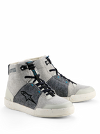 Chaussures de moto Alpinestars Circal, équipement de moto urbain, gris noir et bleu méthyle, style baskets montantes avec toile gris clair et empiècements en feutre recyclé gris foncé, logo étoile noir et semelle en caoutchouc moucheté.