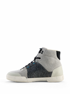 Chaussures de moto Alpinestars Circal, chaussures de moto urbaines, gris, noir et bleu méthyle, profil latéral avec matériaux en toile et feutre recyclé, semelle blanc cassé mouchetée, style montant décontracté pour la conduite urbaine