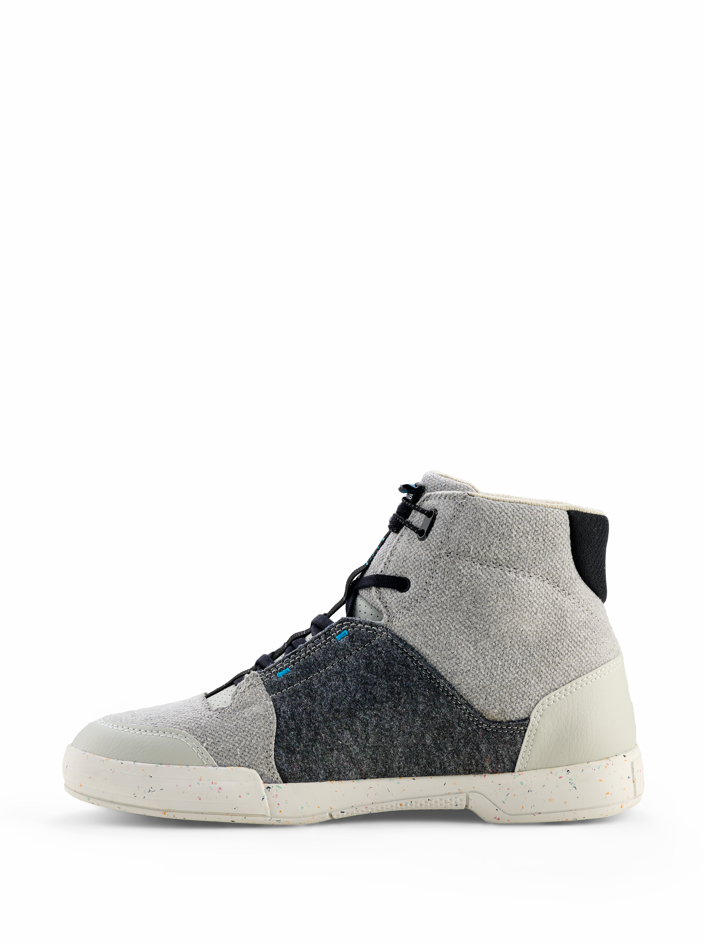 Chaussures de moto Alpinestars Circal, chaussures de moto urbaines, gris, noir et bleu méthyle, profil latéral avec matériaux en toile et feutre recyclé, semelle blanc cassé mouchetée, style montant décontracté pour la conduite urbaine