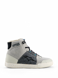 Chaussures de moto Alpinestars Circal, baskets montantes en Gray Black Methyl Blue, panneaux en toile gris clair et tissu texturé gris foncé, semelle blanche avec mouchetures colorées recyclées, logo étoile Alpinestars noir, marquage « ALPINESTARS SINCE 1963 » à la cheville, style urbain moderne
