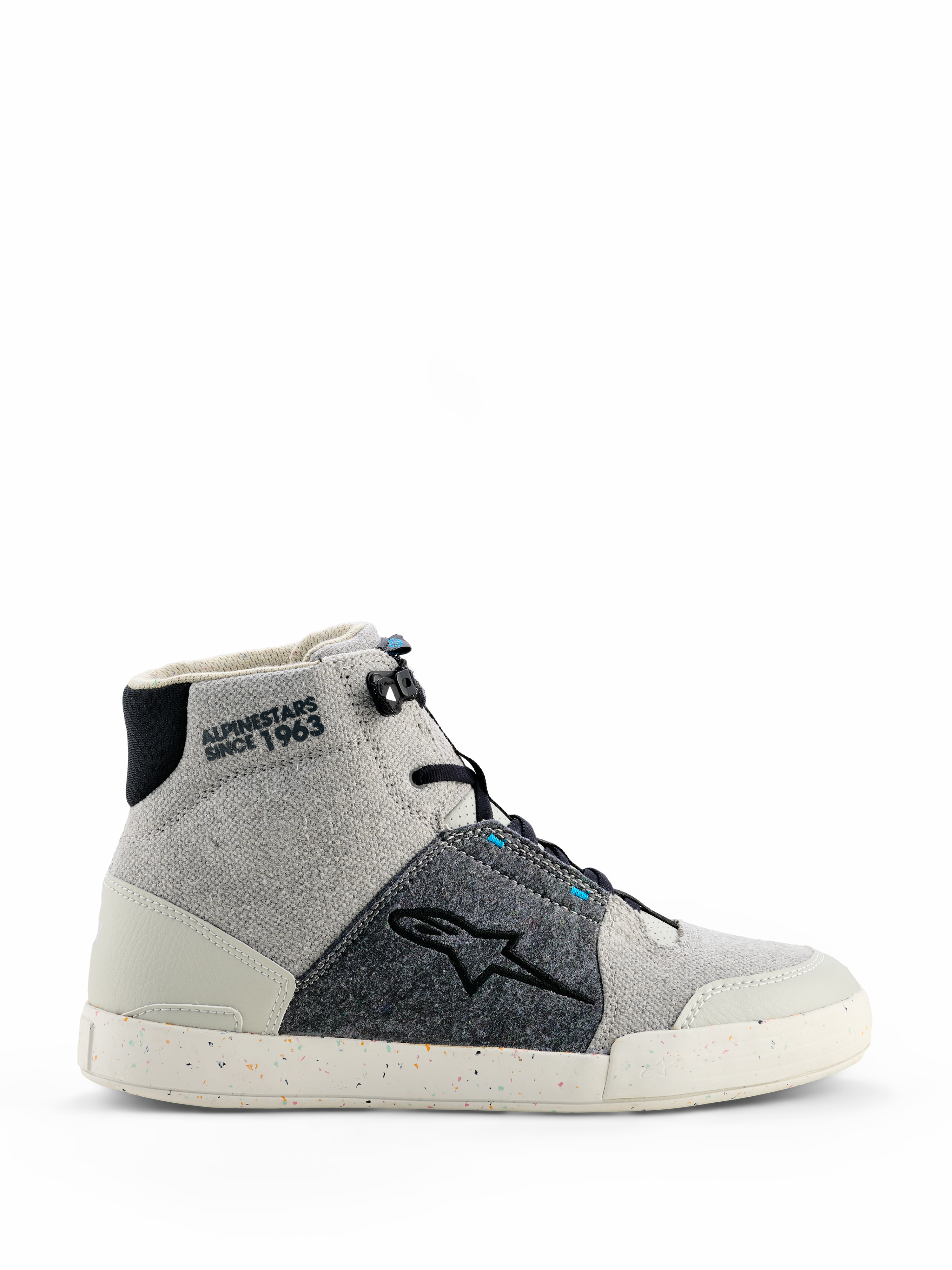 Chaussures de moto Alpinestars Circal, baskets montantes en Gray Black Methyl Blue, panneaux en toile gris clair et tissu texturé gris foncé, semelle blanche avec mouchetures colorées recyclées, logo étoile Alpinestars noir, marquage « ALPINESTARS SINCE 1963 » à la cheville, style urbain moderne