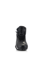 Chaussures Alpinestars Faster-4, chaussures de moto, noires, vue de face montrant la fermeture à lacets traditionnelle et la sangle auto-agrippante, tige en microfibre avancée avec renforts de protection, chaussures de route épurées et techniques