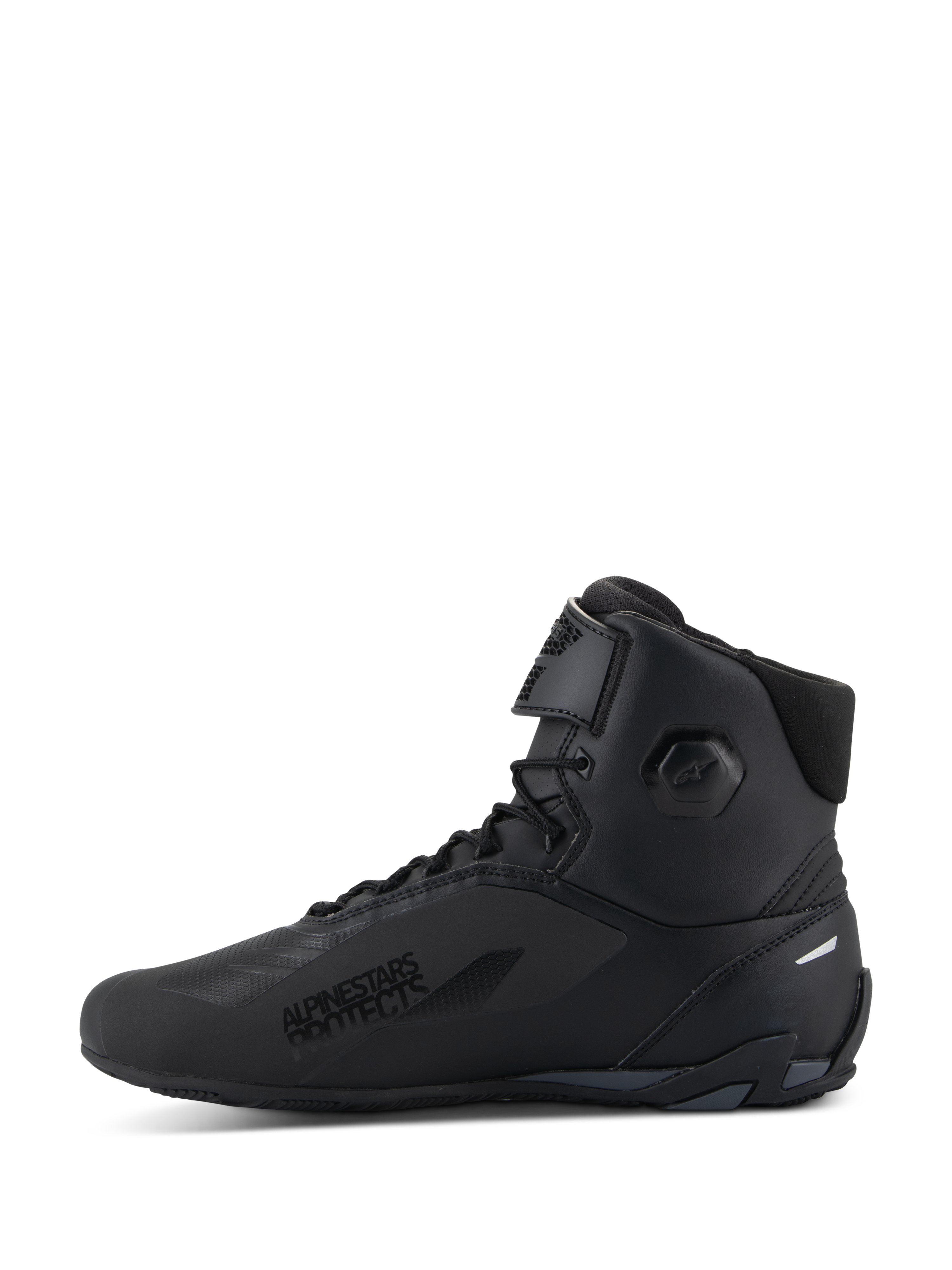 Chaussures Alpinestars Faster-4, chaussures de moto, noires, vue de profil, design montant avec fermeture à lacets et sangle supérieure réglable, texte « Alpinestars Protects » sur le côté latéral, tige en microfibre épurée avec zones de protection intégrées