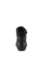 Chaussures Alpinestars Faster-4, chaussures de moto noires, vue arrière mettant en évidence le contrefort de talon en TPR et les détails réfléchissants, col en textile rembourré, design performant pour la conduite sportive sur route