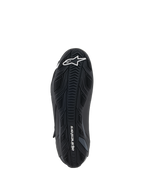 Chaussures Alpinestars Faster-4, Noir, vue de dessous de la semelle extérieure en caoutchouc avec motifs d'adhérence texturés, logo Alpinestars blanc sur l'avant-pied et marquage sur le talon, chaussure de moto performante
