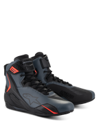 Chaussures Alpinestars Faster-4, chaussures de moto, Noir, Gris et Rouge Fluo, tige en microfibre sans couture avec panneaux de protection en TPU, fermeture à lacets avec sangle à crochet et boucle, profil aérodynamique sportif pour la conduite sur route