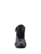 Chaussures Alpinestars Faster-4, chaussures de moto, noir, gris et rouge fluo, vue de face avec tige en microfibre sans couture, lacets traditionnels et sangle de cheville réglable avec logo Alpinestars