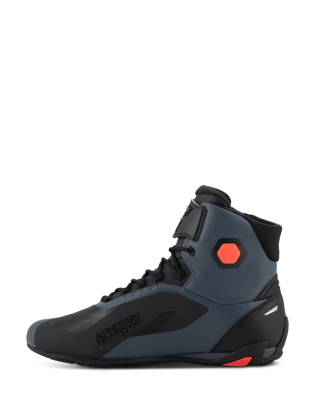 Chaussures Alpinestars Faster-4, chaussures de moto, noir, gris et rouge fluo, vue latérale mettant en avant le marquage « Alpinestars Protects », construction en microfibre technique avec lacets et sangle à boucle et crochet, détails de protection à la cheville et au talon pour la conduite sur route