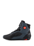Chaussures Alpinestars Faster-4, chaussures de moto, noir, gris et rouge fluo, vue latérale mettant en avant le marquage « Alpinestars Protects », construction en microfibre technique avec lacets et sangle à boucle et crochet, détails de protection à la cheville et au talon pour la conduite sur route