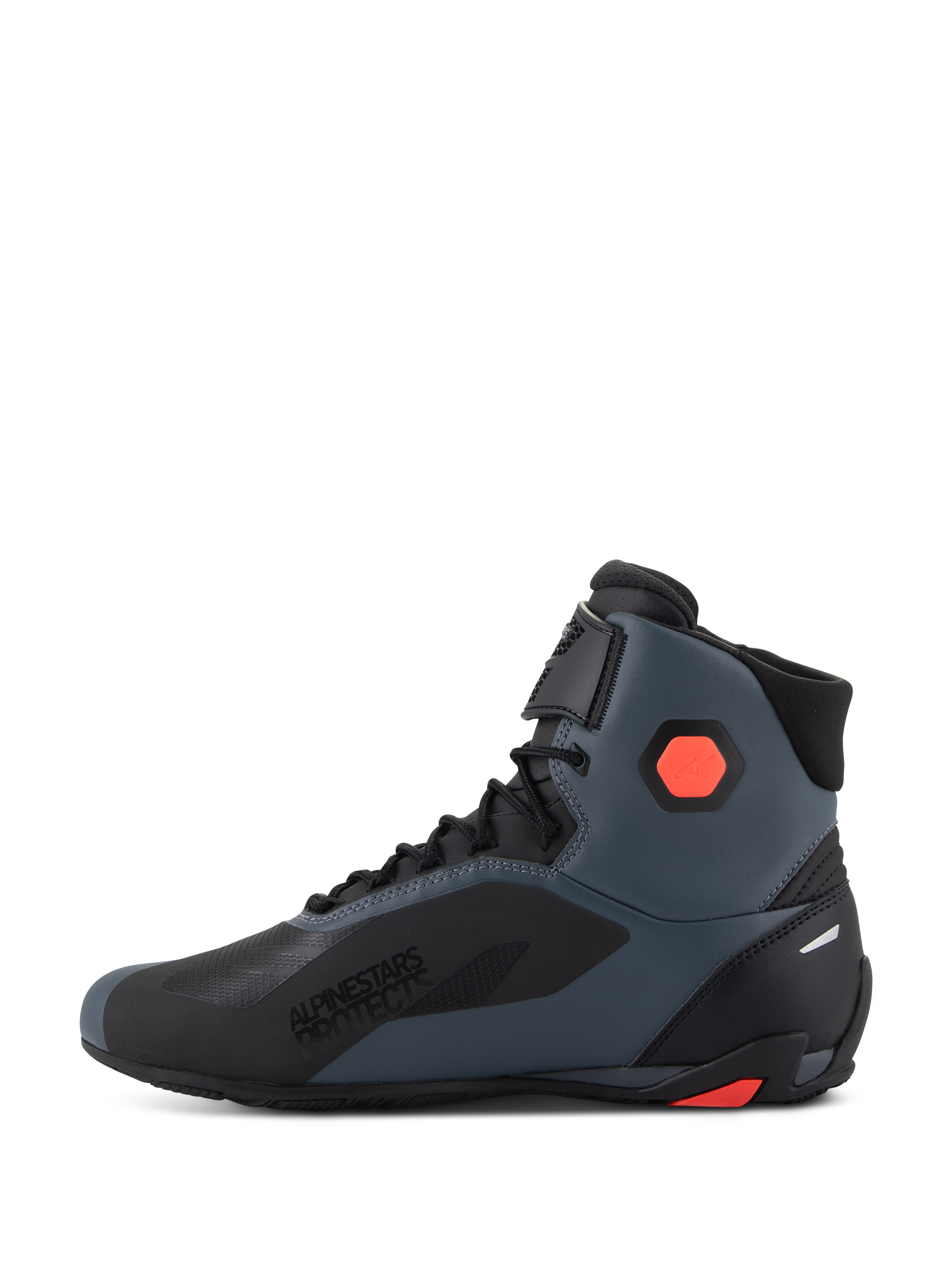 Chaussures Alpinestars Faster-4, chaussures de moto, noir, gris et rouge fluo, vue latérale mettant en avant le marquage « Alpinestars Protects », construction en microfibre technique avec lacets et sangle à boucle et crochet, détails de protection à la cheville et au talon pour la conduite sur route