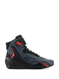 Alpinestars Faster-4 Shoes, chaussures de moto montantes, gris foncé et noir avec accents rouges vifs, tige en microfibre profilée, logo étoile latéral, système de laçage sécurisé et sangle de cheville réglable.