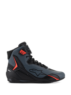 Alpinestars Faster-4 Shoes, chaussures de moto montantes, gris foncé et noir avec accents rouges vifs, tige en microfibre profilée, logo étoile latéral, système de laçage sécurisé et sangle de cheville réglable.