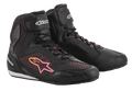Alpinestars Stella Faster-3 Rideknit® pour femme, chaussures de moto, noir avec accents jaunes et roses, dotées d'une tige en maille tricotée respirante, d'une fermeture à lacets sécurisée avec sangle velcro à la cheville et de panneaux de protection renforcés.
