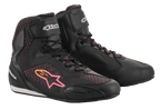 Alpinestars Stella Faster-3 Rideknit® pour femme, chaussures de moto, noir avec accents jaunes et roses, dotées d'une tige en maille tricotée respirante, d'une fermeture à lacets sécurisée avec sangle velcro à la cheville et de panneaux de protection renforcés.