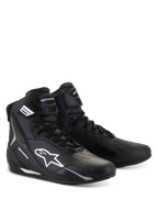 Chaussures Alpinestars Stella Faster-4, chaussures de moto pour femme, noir avec accents blancs, design sportif montant avec fermeture à lacets et sangle de cheville à scratch, construction en microfibre durable avec logos latéraux de protection