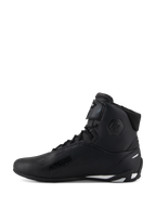 Chaussures Alpinestars Stella Faster-4, chaussures de moto pour femme, noires avec des accents blancs, vue de profil, design montant avec fermeture à lacets et sangle de cheville ajustable, chaussures de moto de protection