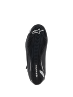 Chaussures de moto pour femme Alpinestars Stella Faster-4, vue de dessous, semelle en caoutchouc noir avec adhérence texturée, logo et marquage Alpinestars blancs, design ergonomique pour la traction et le soutien