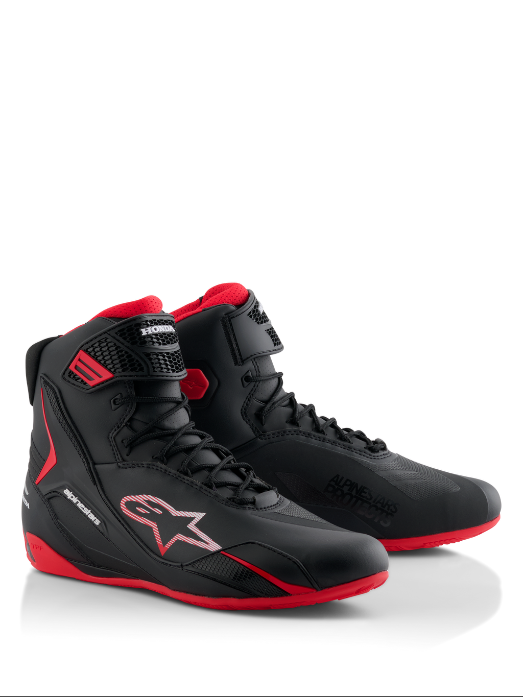 Chaussures Alpinestars Honda Faster-4, chaussures de moto, noir et rouge, design montant élégant avec fermeture à lacets et sangle à la cheville, dotées de semelles rouges et des logos Alpinestars et Honda.