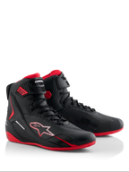 Chaussures Alpinestars Honda Faster-4, chaussures de moto, noir et rouge, design montant élégant avec fermeture à lacets et sangle à la cheville, dotées de semelles rouges et des logos Alpinestars et Honda.
