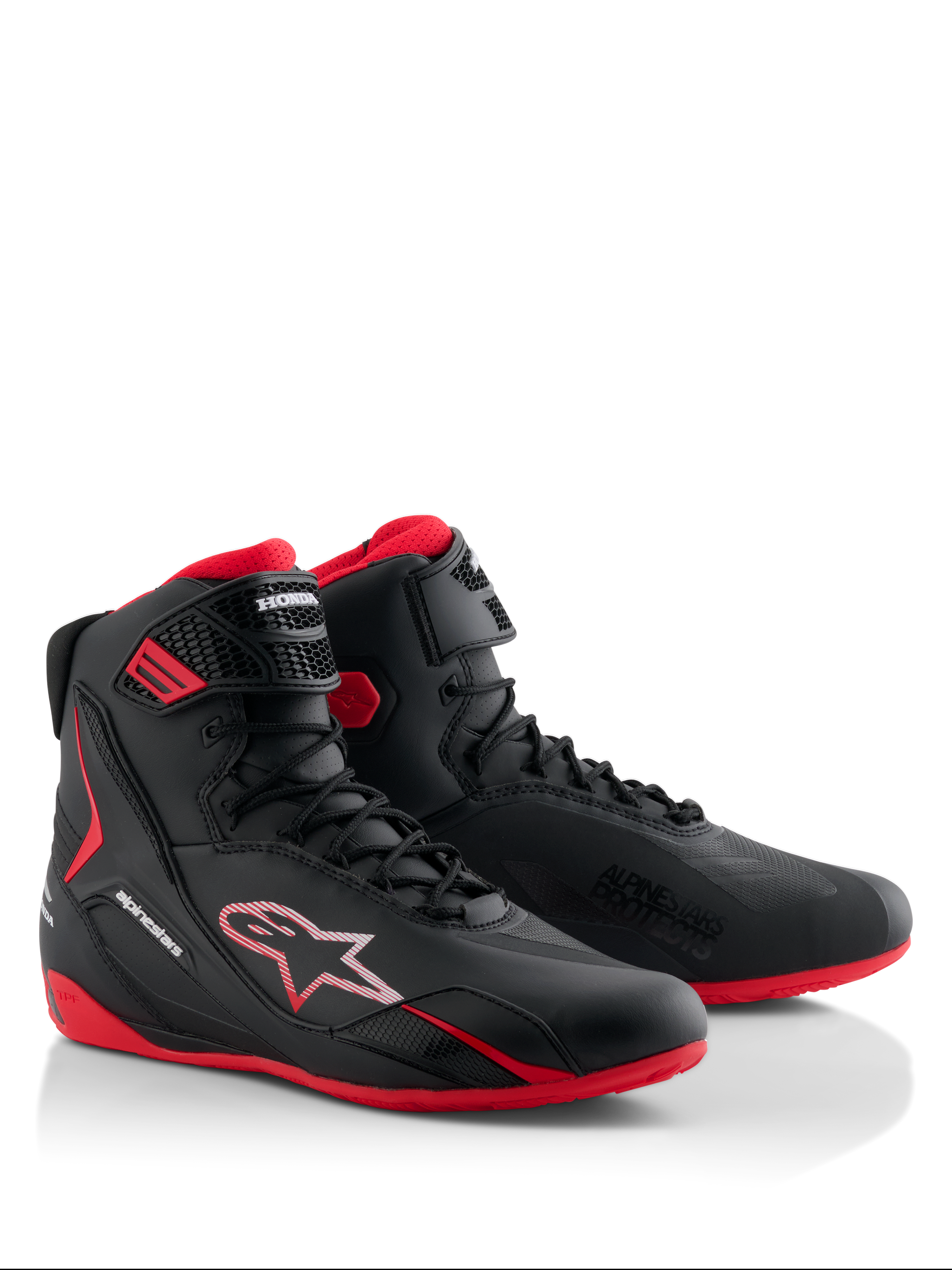 Chaussures Alpinestars Honda Faster-4, chaussures de moto, noir et rouge, design montant élégant avec fermeture à lacets et sangle à la cheville, dotées de semelles rouges et des logos Alpinestars et Honda.