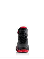 Chaussures Alpinestars Honda Faster-4, noir et rouge, vue de face, dotées d'une construction en microfibre sans couture, d'une fermeture à lacets et d'une sangle de cheville réglable avec marquage Honda