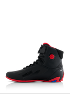 Chaussures Alpinestars Honda Faster-4, chaussures de moto, noir et rouge, vue de profil, dotées d'une semelle rouge vif et d'une protection de cheville hexagonale, style baskets montantes avec fermeture à lacets et sangle auto-agrippante, marquage « Alpinestars Protects », chaussures de performance élégantes pour la conduite sur route