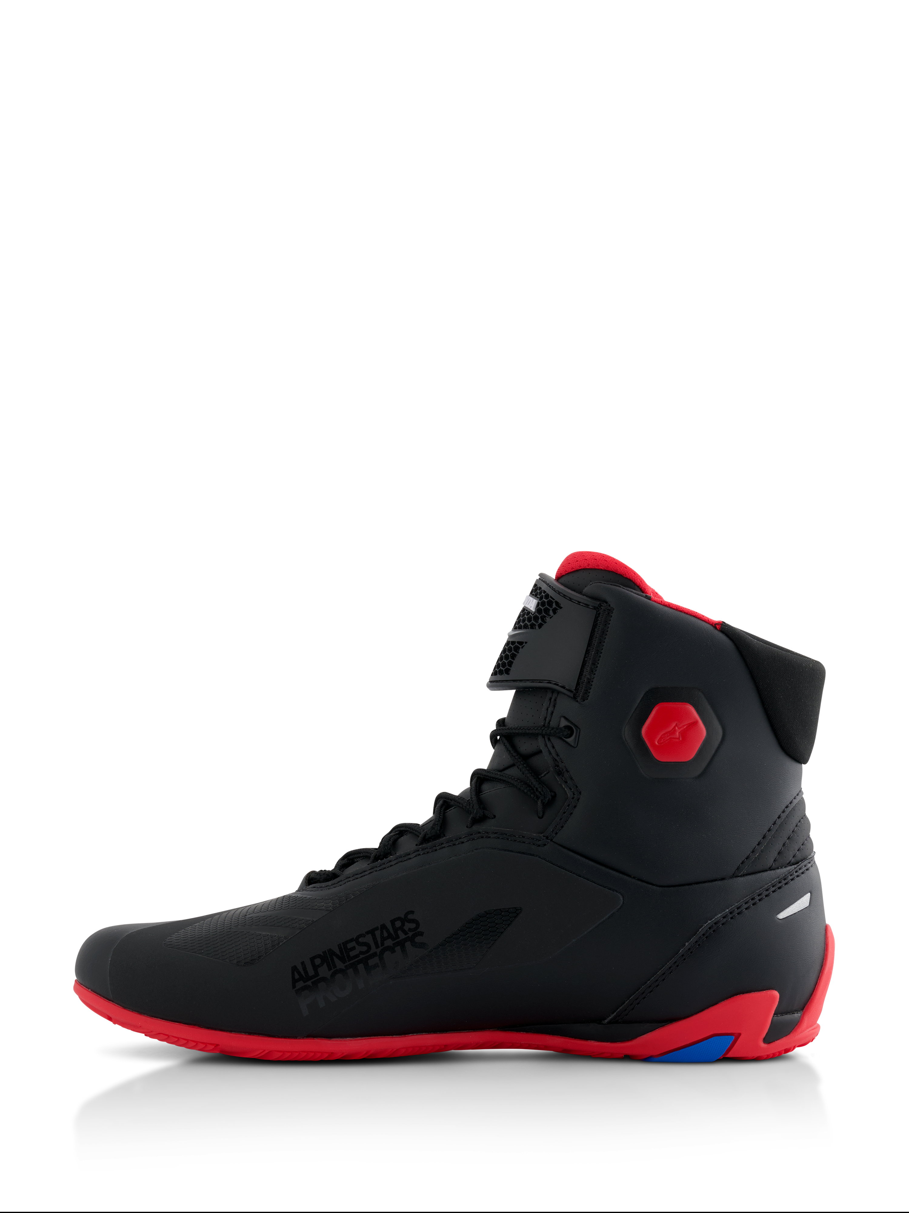 Chaussures Alpinestars Honda Faster-4, chaussures de moto, noir et rouge, vue de profil, dotées d'une semelle rouge vif et d'une protection de cheville hexagonale, style baskets montantes avec fermeture à lacets et sangle auto-agrippante, marquage « Alpinestars Protects », chaussures de performance élégantes pour la conduite sur route