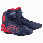 Alpinestars MM93 Austin Riding Shoe, chaussures de moto montantes, bleu marine et rouge vif, arborant le logo 93 distinctif sur le côté, fermeture sécurisée par lacets et sangle auto-agrippante, design sportif pour la conduite sur route