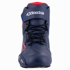 Chaussure de moto Alpinestars Austin, vue de face, bleu marine et rouge vif, avec lacets noirs, sangle de cheville à scratch avec logo blanc et construction en microfibre perforée.
