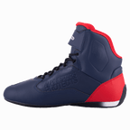 Alpinestars Austin Riding Shoe, Bleu Marine Nuit et Rouge Vif, vue de profil montrant la tige en microfibre bleu marine avec des accents rouges au talon et au col, lacets noirs, marquage embossé « Alpinestars Protects », chaussures de moto montantes.