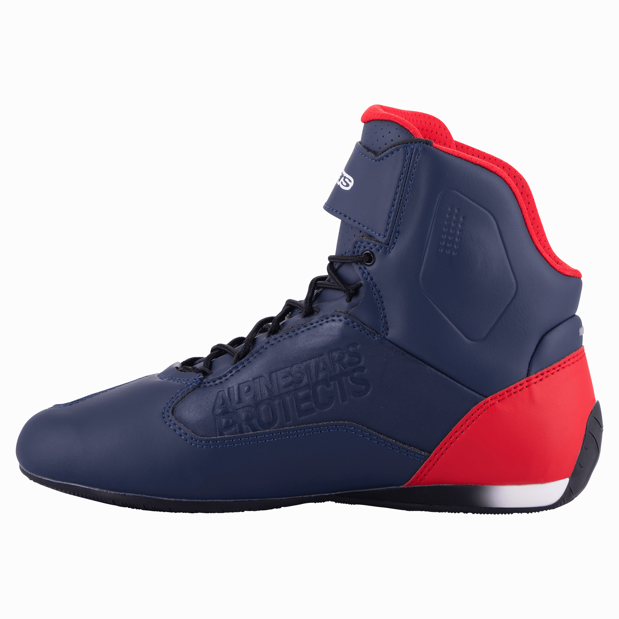 Alpinestars Austin Riding Shoe, Bleu Marine Nuit et Rouge Vif, vue de profil montrant la tige en microfibre bleu marine avec des accents rouges au talon et au col, lacets noirs, marquage embossé « Alpinestars Protects », chaussures de moto montantes.