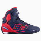 Alpinestars Austin Riding Shoe, chaussure de moto montante, bleu marine et rouge vif, avec graphisme MM93 numéro 93, fermeture à lacets avec sangle Velcro, design sportif inspiré de la course, construction en microfibre
