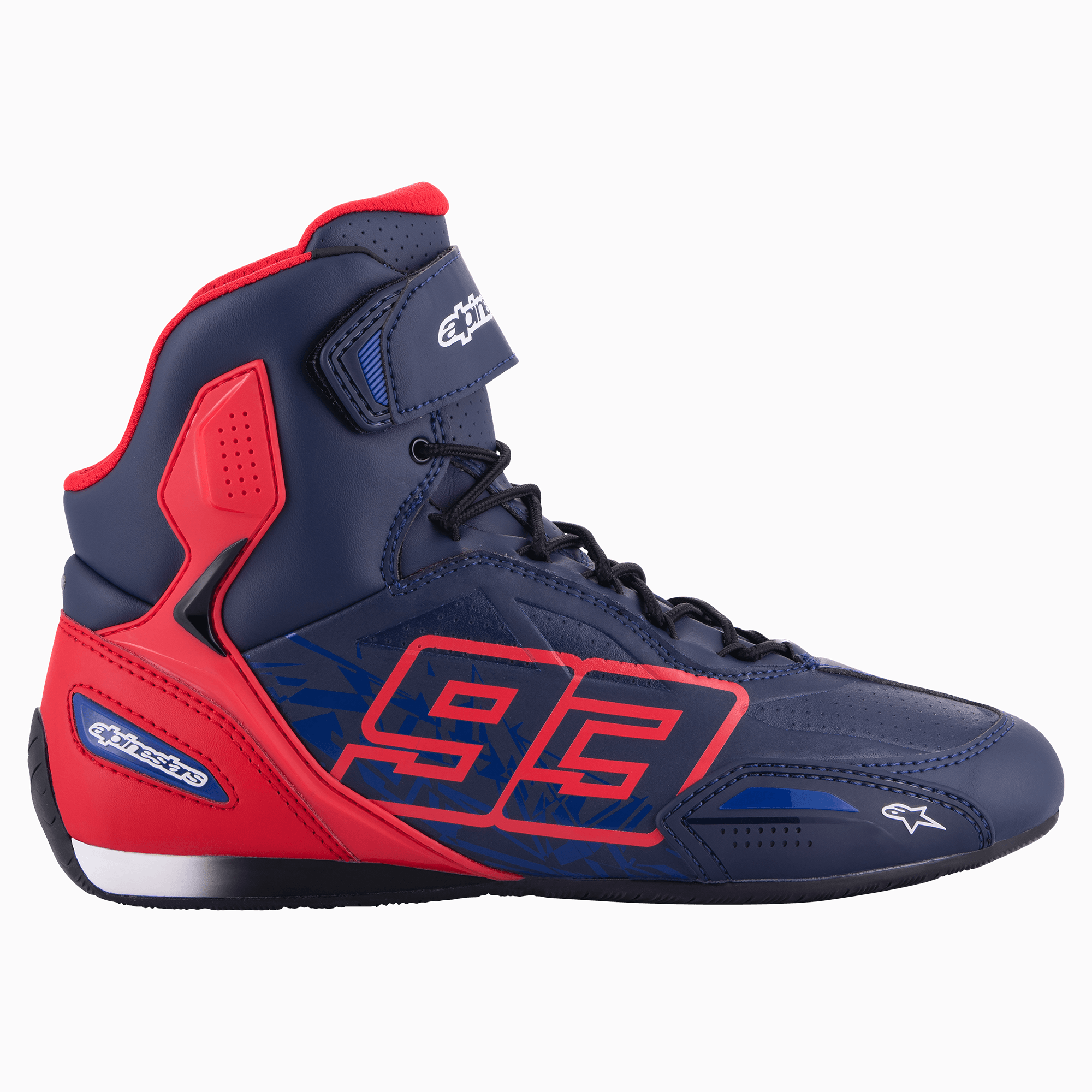 Alpinestars Austin Riding Shoe, chaussure de moto montante, bleu marine et rouge vif, avec graphisme MM93 numéro 93, fermeture à lacets avec sangle Velcro, design sportif inspiré de la course, construction en microfibre