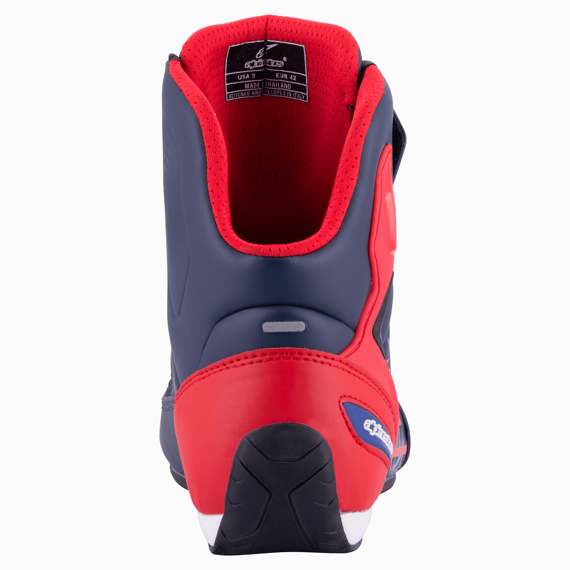 Chaussure de moto Alpinestars Austin, Bleu Marine et Rouge Vif, vue arrière montrant le contrefort de talon en TPU renforcé, la doublure en mesh rouge et la semelle extérieure en caoutchouc texturé, chaussures de moto sportives