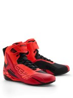Chaussures Alpinestars MM93 Faster-4, chaussures de moto, rouge fluo, rouge vif et noir, vue de profil avant-droite, arborant le marquage Marc Marquez 93, fermeture à lacets traditionnelle avec sangle à crochet et boucle, design sportif avec accents protecteurs en TPU et construction en microfibre légère.