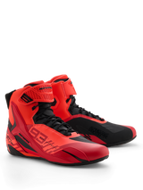 Chaussures Alpinestars MM93 Faster-4, chaussures de moto, rouge fluo, rouge vif et noir, vue de profil avant-droite, arborant le marquage Marc Marquez 93, fermeture à lacets traditionnelle avec sangle à crochet et boucle, design sportif avec accents protecteurs en TPU et construction en microfibre légère.