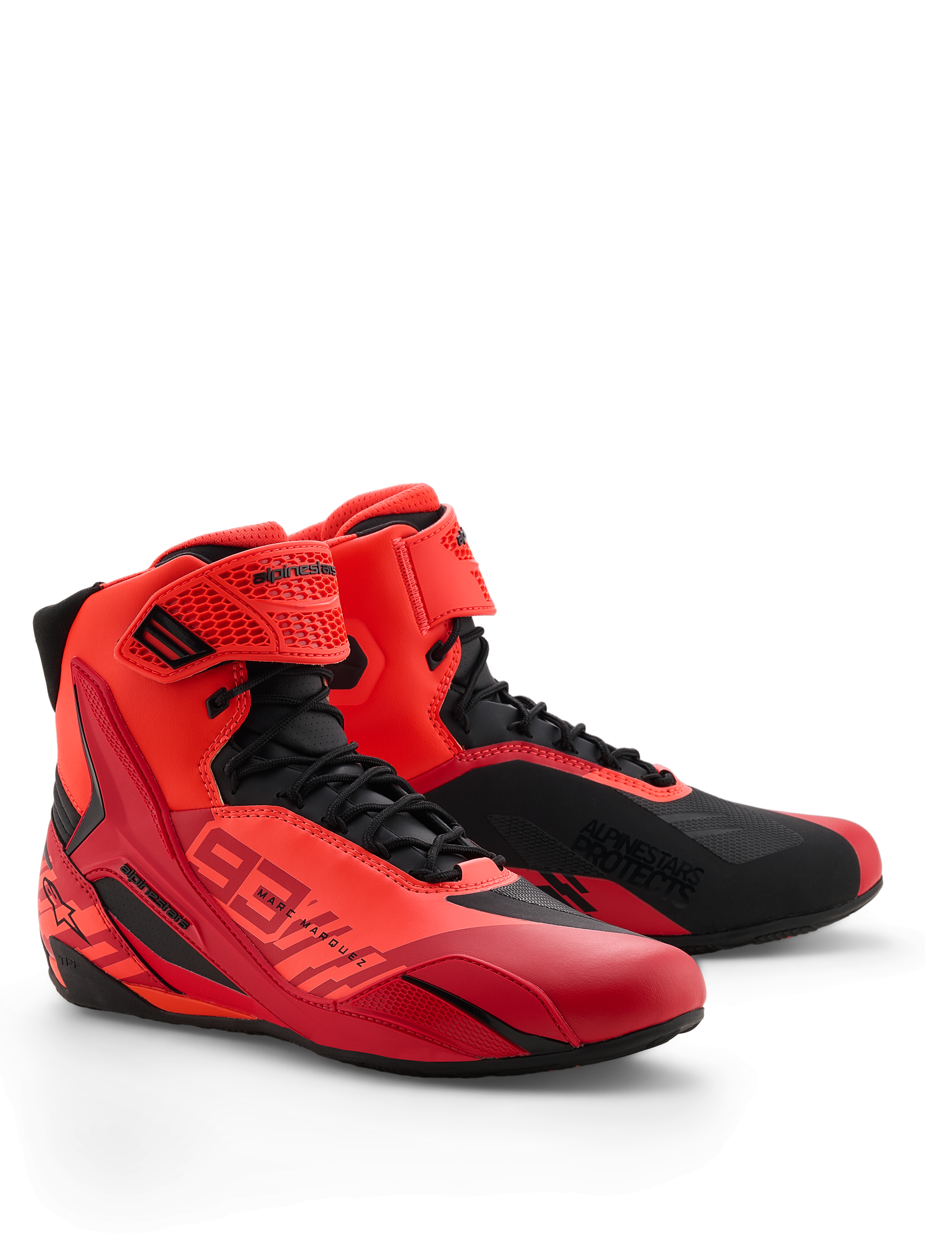 Chaussures Alpinestars MM93 Faster-4, chaussures de moto, rouge fluo, rouge vif et noir, vue de profil avant-droite, arborant le marquage Marc Marquez 93, fermeture à lacets traditionnelle avec sangle à crochet et boucle, design sportif avec accents protecteurs en TPU et construction en microfibre légère.