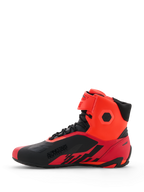 Chaussures Alpinestars MM93 Faster-4, chaussures de moto, rouge fluo et noir, vue de profil montrant la construction technique en microfibre, fermeture à lacets avec sangle de cheville à crochet et boucle, marquage « ALPINESTARS PROTECTS » sur le côté, design d'inspiration sportive pour la conduite sur route