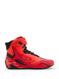 Chaussures Alpinestars MM93 Faster-4, chaussures de moto, rouge fluo, rouge vif et noir, vue de profil, avec marquage 93 Marc Marquez, fermeture à lacets avec sangle de cheville à crochet et boucle, et détails de protection en TPR.