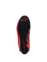 Chaussures Alpinestars MM93 Faster-4, chaussures de moto, rouge fluo, rouge vif et noir, vue de la semelle extérieure montrant le motif d'adhérence en caoutchouc texturé, avec logo Alpinestars rouge sur le talon et l'avant-pied, design de chaussures de sport et de course haute performance