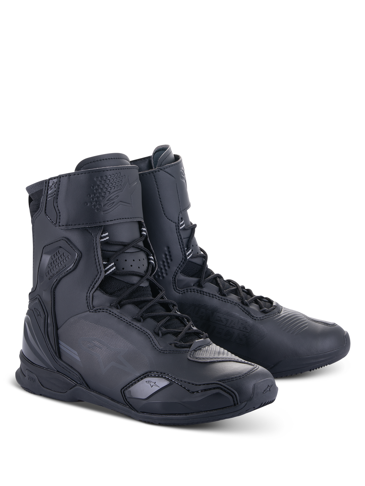 Chaussures Alpinestars Superfaster, chaussures de moto montantes noir sur noir, dotées d'un système de laçage rapide, protection renforcée de la cheville et du talon, construction en microfibre profilée pour la conduite sur route.