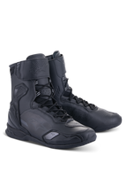 Chaussures Alpinestars Superfaster, chaussures de moto montantes noir sur noir, dotées d'un système de laçage rapide, protection renforcée de la cheville et du talon, construction en microfibre profilée pour la conduite sur route.