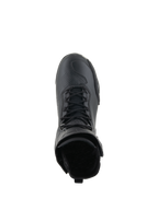 Chaussures Alpinestars Superfaster, chaussures de moto, noir sur noir, vue de dessus mettant en avant le système de laçage rapide et le col montant, design technique épuré avec zone des orteils renforcée.