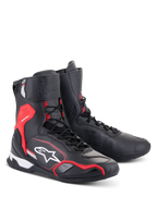 Chaussures Alpinestars Superfaster, chaussures de moto, noir, rouge vif et blanc, design montant avec système de laçage rapide, protection renforcée de la cheville et du talon, avec logo Alpinestars et construction en microfibre technique