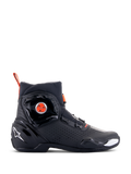Chaussures de moto Alpinestars SP-2, chaussures de sport pour moto, noires avec des accents rouge fluo, vue latérale présentant le système de fermeture rapide BOA, panneaux en microfibre perforés pour la circulation de l'air, logo Alpinestars blanc sur le talon, et design moderne aux finitions mates et brillantes
